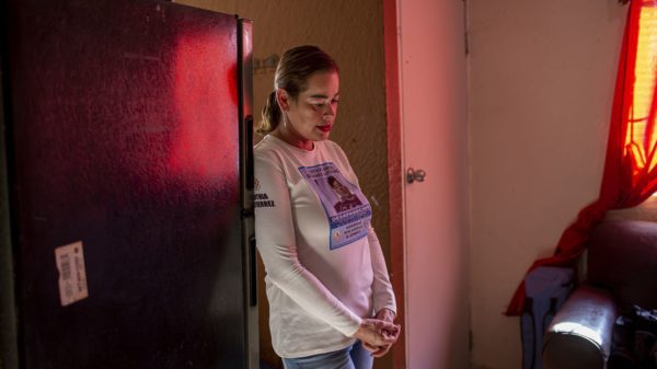 Sinthya Gutiérrez, una madre que busca a su hijo desaparecido en Guaymas, Sonora, en mayo. RODRIGO OROPEZA