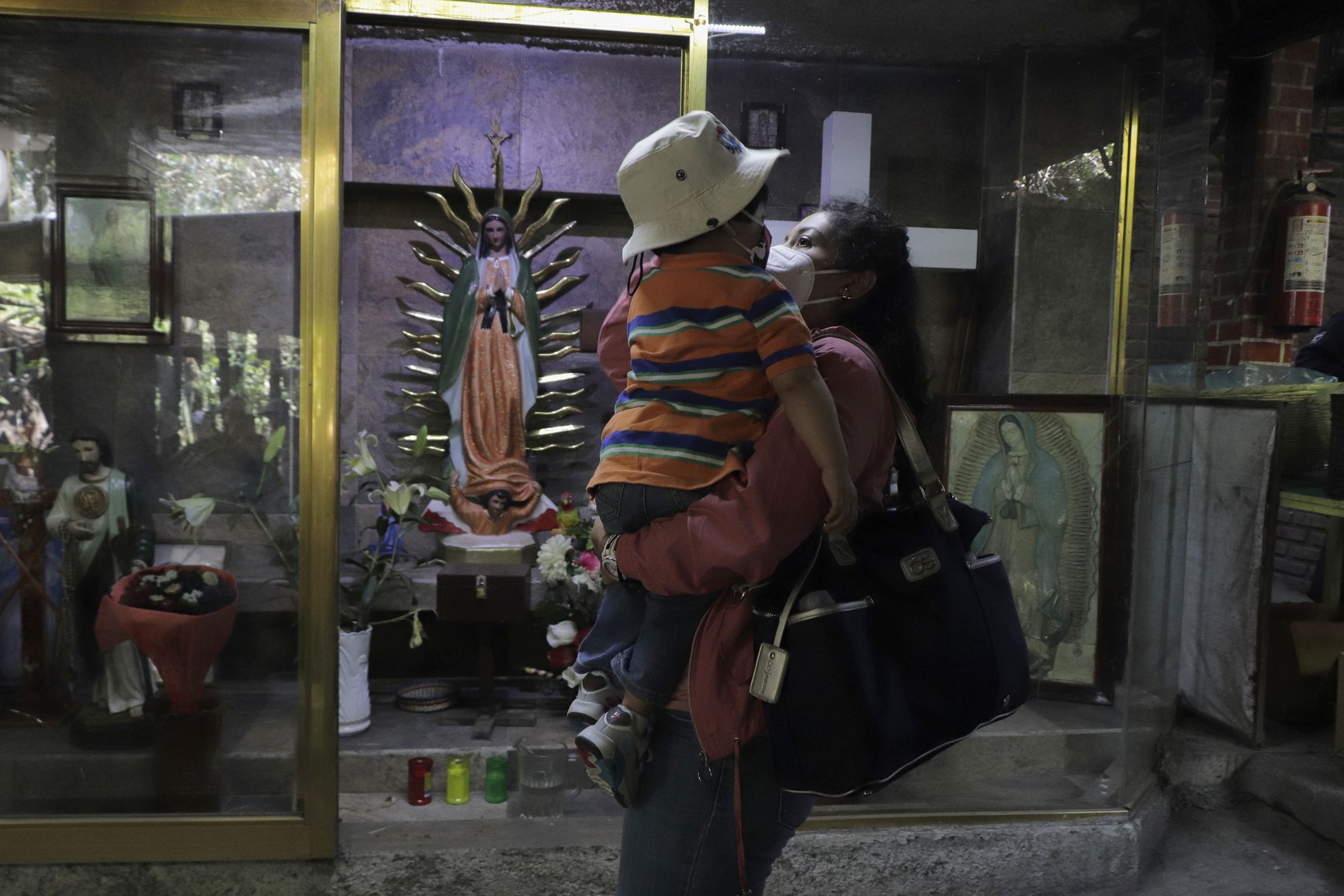 Una madre mexicana carga a su hijo en Texcoco, Estado México. NURPHOTO (GETTY IMAGES)