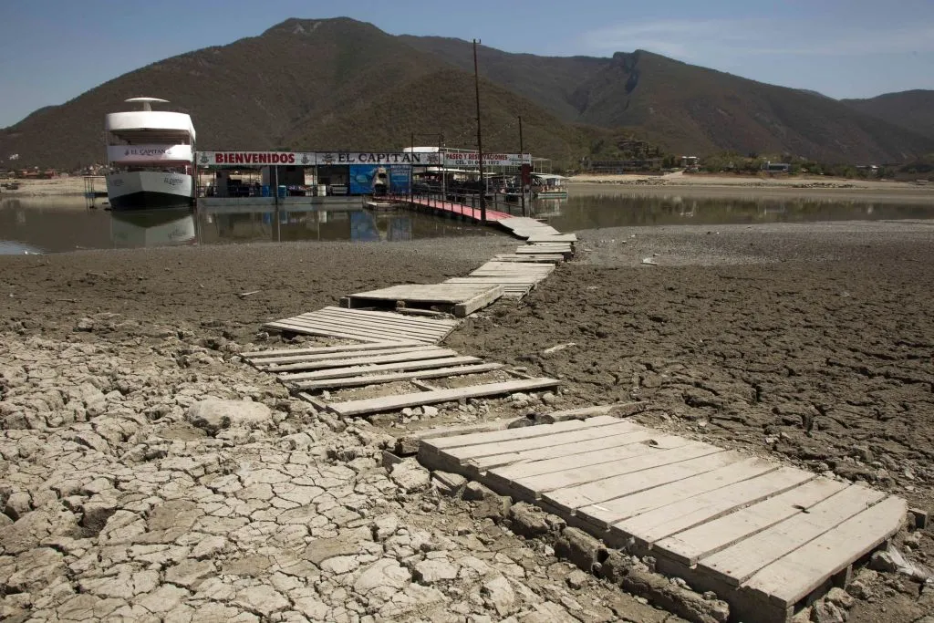 Vista de la represa La Boca en Santiago, estado de Nuevo León, México durante el Día Mundial del Agua el 22 de marzo de 2022. La falta de lluvia ha reducido la capacidad de la represa al 10%, la más baja en los últimos 40 años. (JULIO CESAR AGUILAR/AFP vía Getty Images)