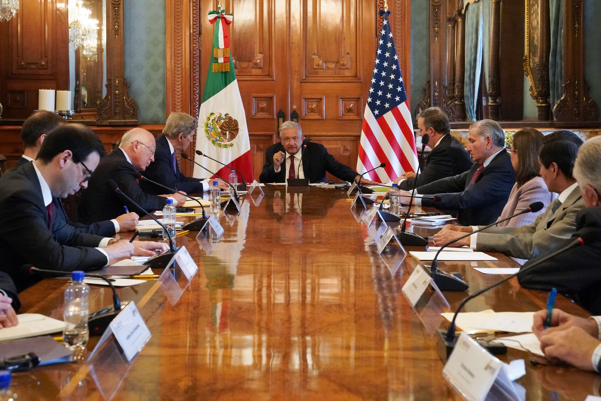 El presidente de México, Andrés Manuel López Obrador, durante la reunión con John Kerry, a su derecha, y parte de su gabinete. MEXICO PRESIDENCY (VIA REUTERS)