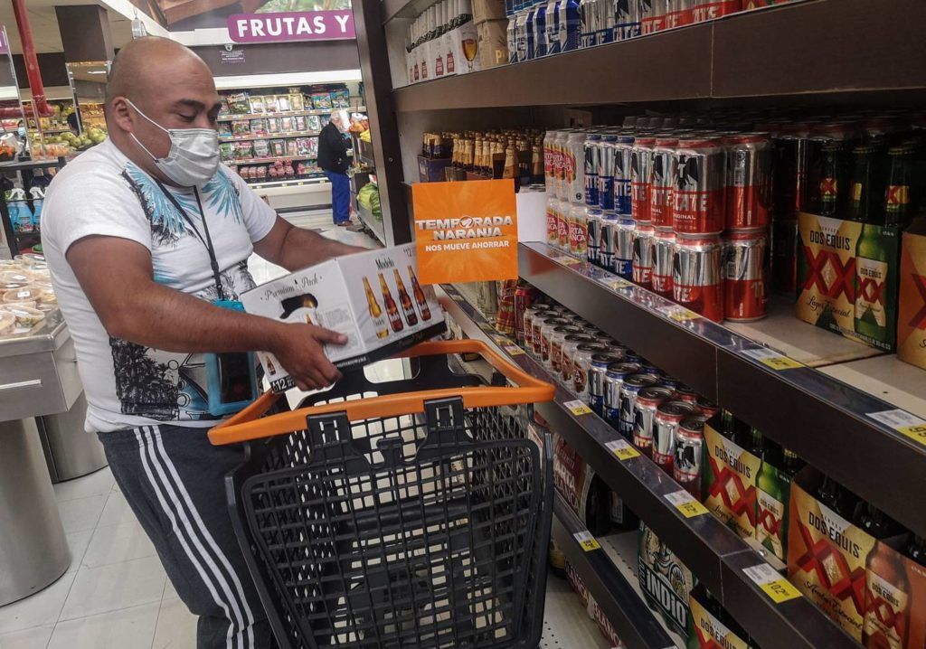 La cerveza, refresco y agua embotellada están entre los productos que más escasean; la demanda supera hasta 20% la oferta de productos. (Mario Jasso/Cuartoscuro)