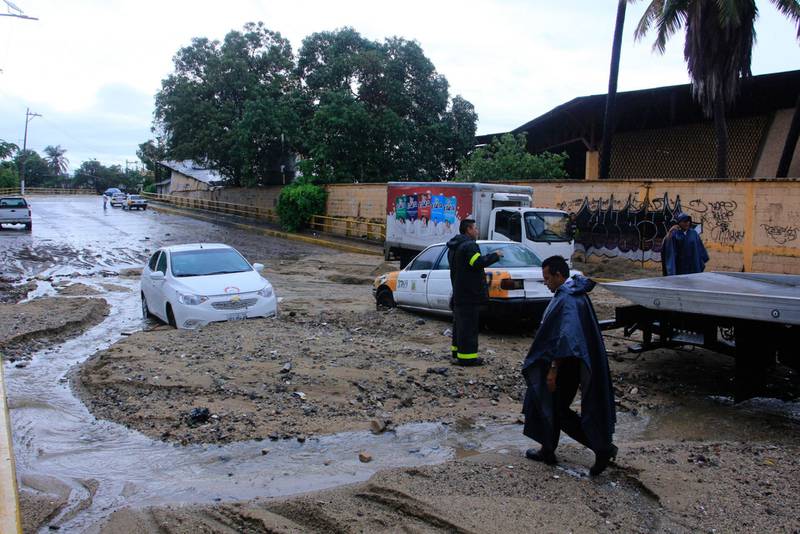 Fuerte oleaje, inundaciones y deslaves han sido los efectos que se han observado en el puerto por los remanentes del huracán Blas. (cuartoscuro)