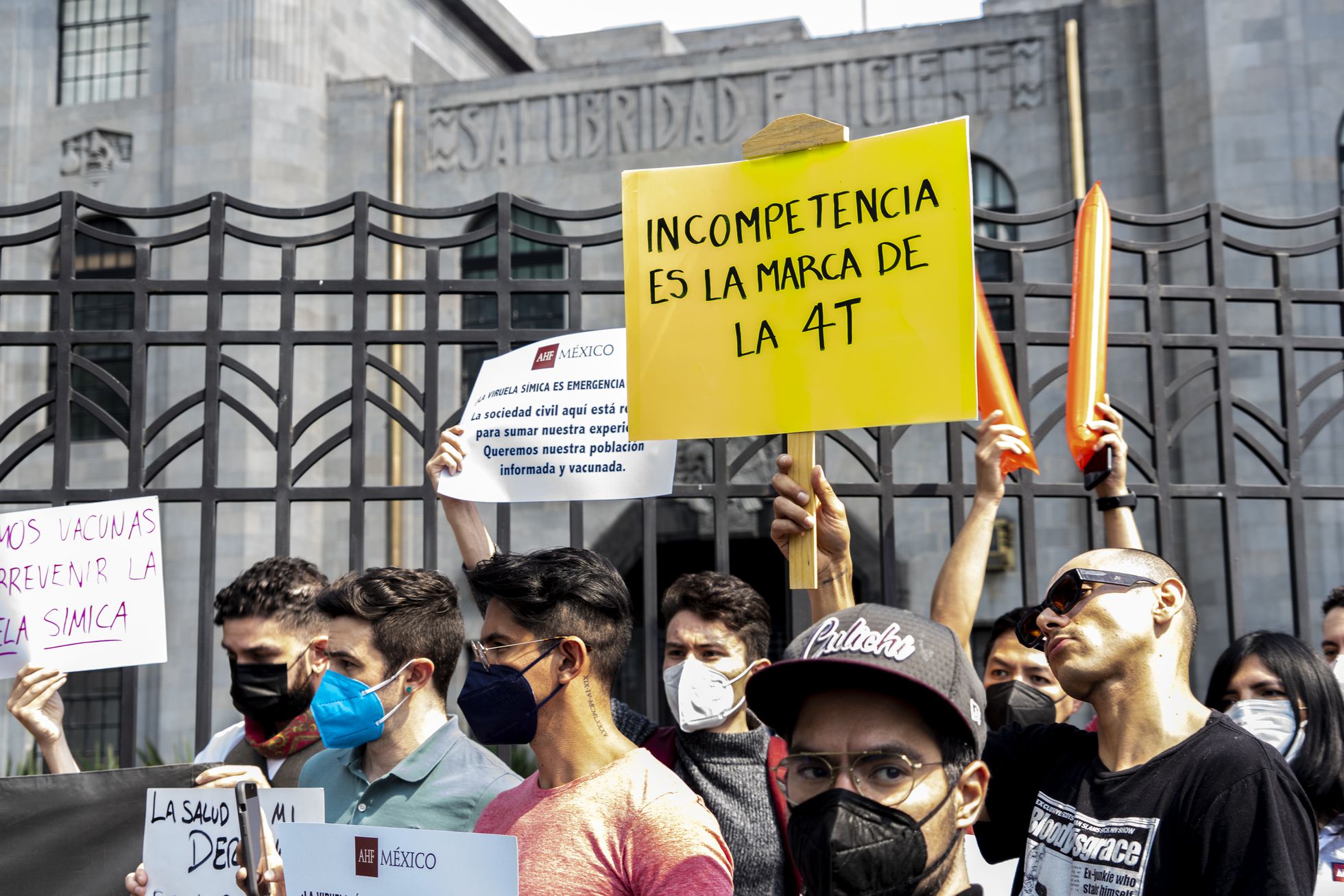 Miembros de la comunidad LGBT en México protestan para exigir se les garantice suficientes dosis de vacuna contra la viruela símica, en Ciudad de México, este martes.