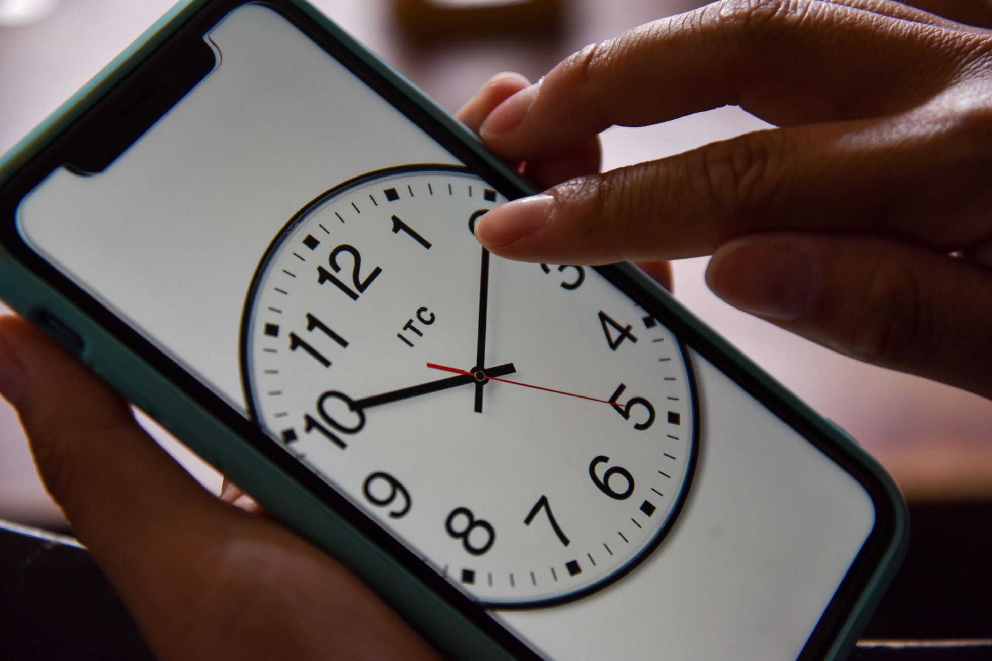 Una persona cambia la hora en el reloj de su teléfono celular. México se prepara para acabar con el horario de verano de manera definitiva. CRISANTA ESPINOSA (CUARTOSCURO)