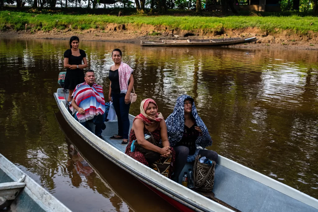 Los defensores ambientales Luz Mery Panche y “El profe” Antonio Valencia a bordo de un bote en el río Caquetá en Colombia, en 2021.Credit...Federico Rios para The New York Times