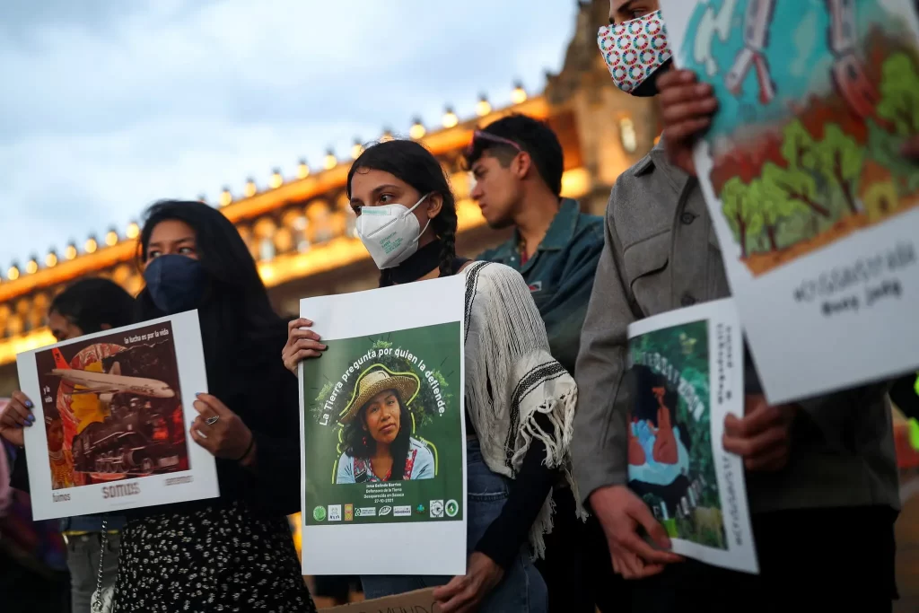 Una protesta realizada durante el Día de la Tierra para exigir justicia por los asesinatos y desapariciones de ambientalistas en el Zócalo de Ciudad de México.Credit...Edgard Garrido/Reuters