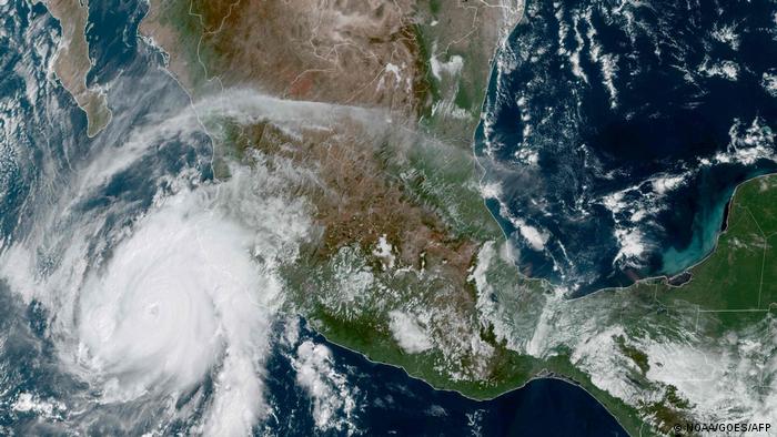 Roslyn se degradó a tormenta tropical en México.
