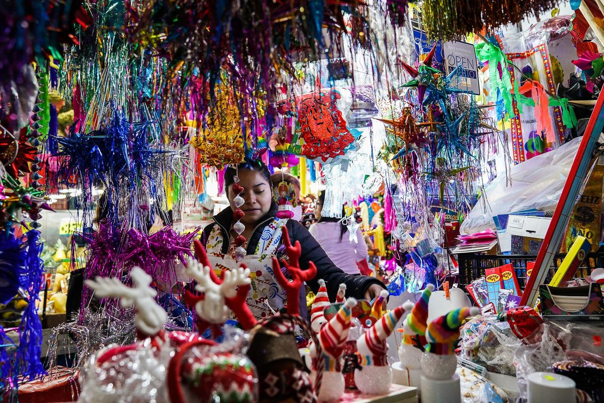 Una mujer vende adornos navideños en el Mercado Jamaica en la Ciudad de México, este diciembre. MARIAN CARRASQUERO (BLOOMBERG)