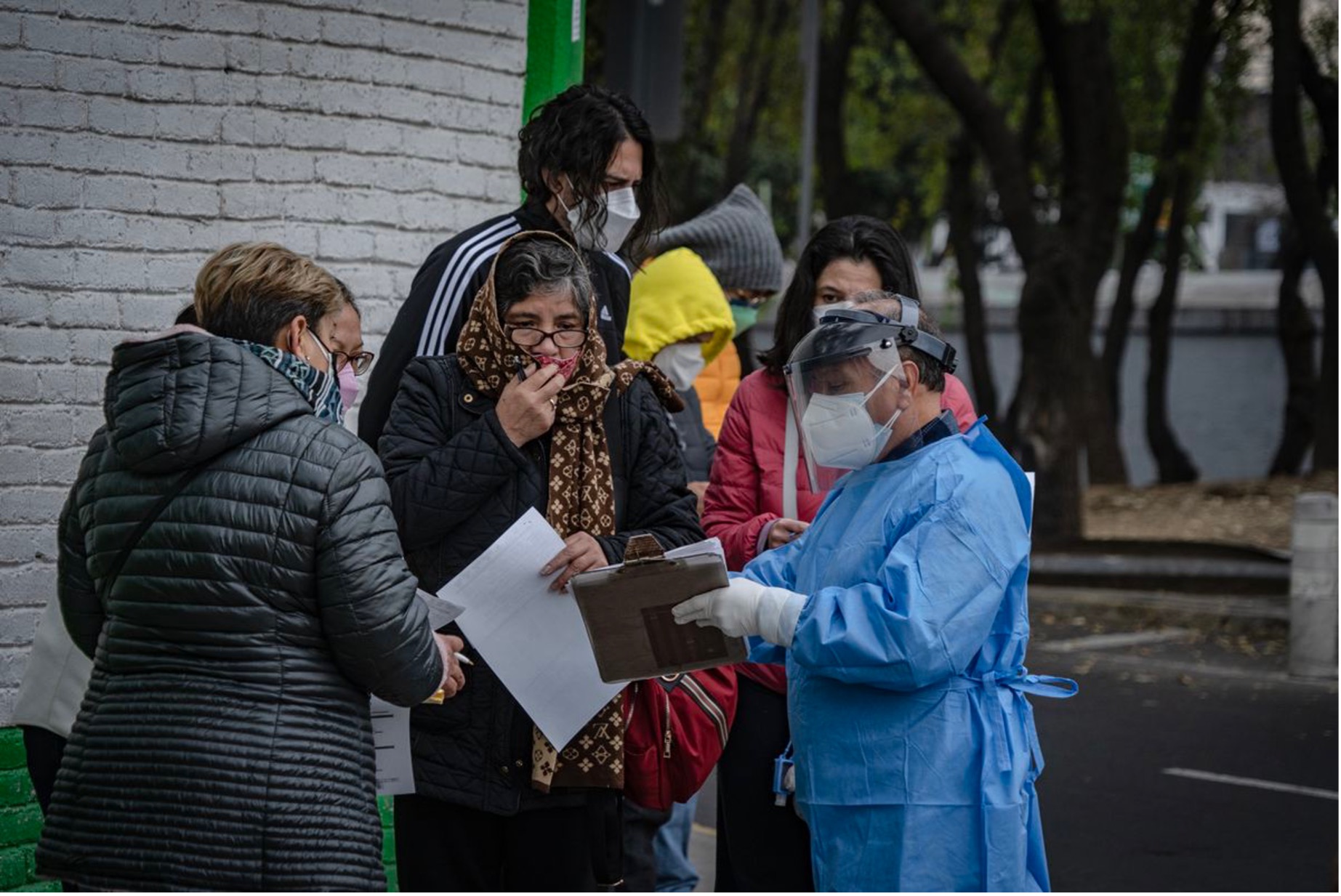 Personal sanitario brinda información sobre el registro para recibir la vacuna Abdala contra covid-19, en Ciudad de México. NAYELI CRUZ