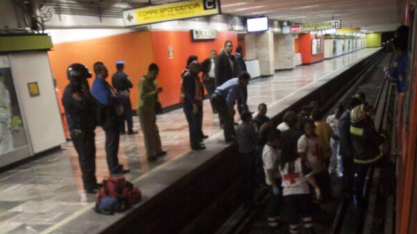 Elementos de seguridad y rescate en las vías de la estación del metro Hidalgo