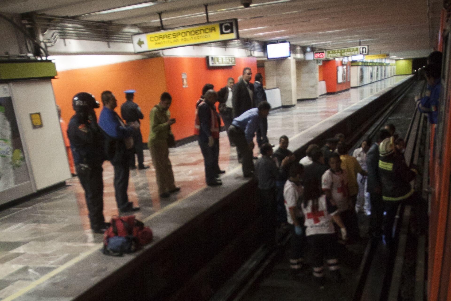 Elementos de seguridad y rescate en las vías de la estación del metro Hidalgo