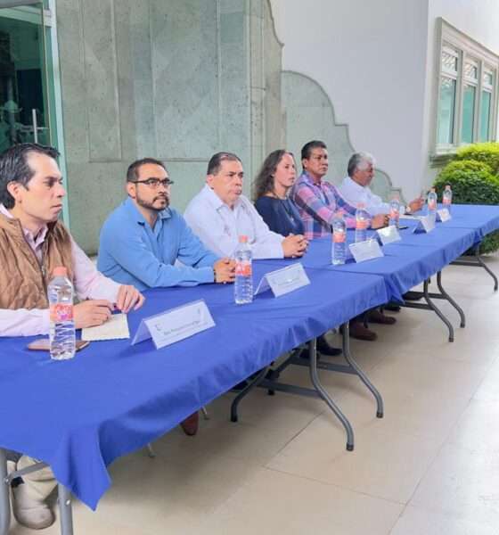 El Centro Cultural Pedro López Elías celebró su décimo aniversario como un referente en la promoción del arte, la cultura y la educación en la región. Desde su apertura en 2014, el centro ha impulsado el acceso a la cultura y ha permitido que la comunidad local y visitantes disfruten de un espacio único, donde convergen la historia y la modernidad. Este recinto, que comenzó como la visión personal del empresario y filántropo Pedro López Elías, ha logrado posicionarse como un pilar cultural no solo en Tepoztlán, sino en todo el estado de Morelos. Con una arquitectura que respeta el entorno natural y una vasta colección de libros y arte, el centro ha ofrecido múltiples oportunidades para el desarrollo cultural y el aprendizaje a lo largo de estos diez años. El centro alberga una biblioteca con más de 50,000 volúmenes, especializada en temas como historia, arte, literatura y ciencias sociales, además de 8 libres incunables, de los 250 que existen en todo el país. La calidad y amplitud de su acervo la han convertido en una de las más importantes en su tipo a nivel regional, y un punto de referencia para investigadores y estudiantes nacionales e internacionales. Además, el Centro Cultural Pedro López Elías ha sido anfitrión de exposiciones de arte, ciclos de cine, conferencias y talleres, todos ellos de acceso gratuito, lo que ha fomentado un ambiente inclusivo y plural. Entre las actividades más destacadas se encuentran las exposiciones temporales de artistas nacionales e internacionales, y los programas educativos diseñados para niños y jóvenes de la comunidad. A lo largo de esta década, el centro ha tenido un impacto significativo en la vida cultural de Tepoztlán. Ha permitido que los habitantes del municipio, un destino turístico famoso por su riqueza natural y espiritual, también disfruten de un ambiente propicio para la creatividad y el conocimiento. “Este proyecto siempre tuvo el propósito de ser un espacio abierto para todos, donde la cultura fuera el motor de desarrollo humano. Hoy me siento orgulloso de ver cómo ha crecido y cómo ha influido positivamente en la comunidad”, menciona su fundador y director, el Dr. Pedro López Elías. Para conmemorar esta fecha tan especial, el Centro Cultural Pedro López Elías, llevará a cabo una serie de actividades culturales durante el mes de octubre, incluyendo una exposición especial con obras de destacados artistas locales y nacionales, así como un ciclo de conferencias con expertos en temas culturales y educativos. El evento principal será una gala conmemorativa el próximo 15 de octubre, en la que participarán reconocidos artistas y personalidades del ámbito cultural. También se rendirá un homenaje a Pedro López Elías, cuya visión ha sido clave para el desarrollo del recinto. De cara al futuro, el Centro Cultural Pedro López Elías planea continuar expandiendo sus programas culturales y educativos, así como fortalecer los lazos con otras instituciones culturales dentro y fuera del país. Con diez años de historia y una sólida conexión con la comunidad de Tepoztlán, este espacio se consolida como un faro cultural en Morelos y un modelo a seguir.