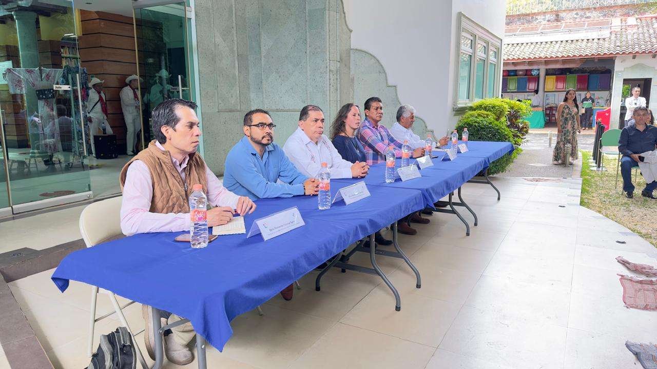 El Centro Cultural Pedro López Elías celebró su décimo aniversario como un referente en la promoción del arte, la cultura y la educación en la región. Desde su apertura en 2014, el centro ha impulsado el acceso a la cultura y ha permitido que la comunidad local y visitantes disfruten de un espacio único, donde convergen la historia y la modernidad. Este recinto, que comenzó como la visión personal del empresario y filántropo Pedro López Elías, ha logrado posicionarse como un pilar cultural no solo en Tepoztlán, sino en todo el estado de Morelos. Con una arquitectura que respeta el entorno natural y una vasta colección de libros y arte, el centro ha ofrecido múltiples oportunidades para el desarrollo cultural y el aprendizaje a lo largo de estos diez años. El centro alberga una biblioteca con más de 50,000 volúmenes, especializada en temas como historia, arte, literatura y ciencias sociales, además de 8 libres incunables, de los 250 que existen en todo el país. La calidad y amplitud de su acervo la han convertido en una de las más importantes en su tipo a nivel regional, y un punto de referencia para investigadores y estudiantes nacionales e internacionales. Además, el Centro Cultural Pedro López Elías ha sido anfitrión de exposiciones de arte, ciclos de cine, conferencias y talleres, todos ellos de acceso gratuito, lo que ha fomentado un ambiente inclusivo y plural. Entre las actividades más destacadas se encuentran las exposiciones temporales de artistas nacionales e internacionales, y los programas educativos diseñados para niños y jóvenes de la comunidad. A lo largo de esta década, el centro ha tenido un impacto significativo en la vida cultural de Tepoztlán. Ha permitido que los habitantes del municipio, un destino turístico famoso por su riqueza natural y espiritual, también disfruten de un ambiente propicio para la creatividad y el conocimiento. “Este proyecto siempre tuvo el propósito de ser un espacio abierto para todos, donde la cultura fuera el motor de desarrollo humano. Hoy me siento orgulloso de ver cómo ha crecido y cómo ha influido positivamente en la comunidad”, menciona su fundador y director, el Dr. Pedro López Elías. Para conmemorar esta fecha tan especial, el Centro Cultural Pedro López Elías, llevará a cabo una serie de actividades culturales durante el mes de octubre, incluyendo una exposición especial con obras de destacados artistas locales y nacionales, así como un ciclo de conferencias con expertos en temas culturales y educativos. El evento principal será una gala conmemorativa el próximo 15 de octubre, en la que participarán reconocidos artistas y personalidades del ámbito cultural. También se rendirá un homenaje a Pedro López Elías, cuya visión ha sido clave para el desarrollo del recinto. De cara al futuro, el Centro Cultural Pedro López Elías planea continuar expandiendo sus programas culturales y educativos, así como fortalecer los lazos con otras instituciones culturales dentro y fuera del país. Con diez años de historia y una sólida conexión con la comunidad de Tepoztlán, este espacio se consolida como un faro cultural en Morelos y un modelo a seguir.